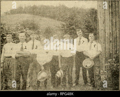 . L'American bee keeper. La culture de l'abeille ; le miel. 1906 L'AMERICAN BEE-keeper 192 direction compétente, et tous bien scellé. J'ai par inadvertance, il y avait placé une ruche sans fondement. Plus de la moitié du miel confits était mal. Je pense que c'est l'explication : Cette colonie avait quarante ou cinquante livres de miel provenant de la saison dernière. Comme le nid à couvain, les abeilles élargie menée ce vieux miel dans les étages supérieurs et les a travaillé sur le miel. confits Collins Dele, Ph. I)., Reine éleveur. Les dernières années, un dollar américain. Bee-Keeper, -quatre Muncy Valley. Bee-Keepers Dans le Bee-Keeper pour le mois d'août a été Banque D'Images