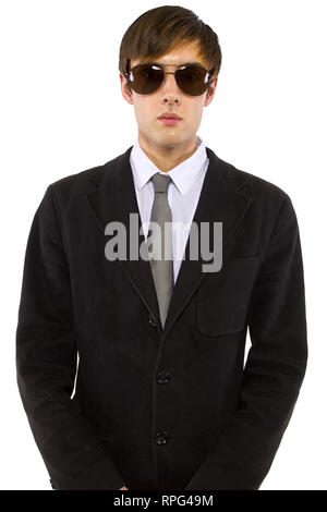 Homme de race blanche garde du corps portant des lunettes de soleil et costume noir Banque D'Images