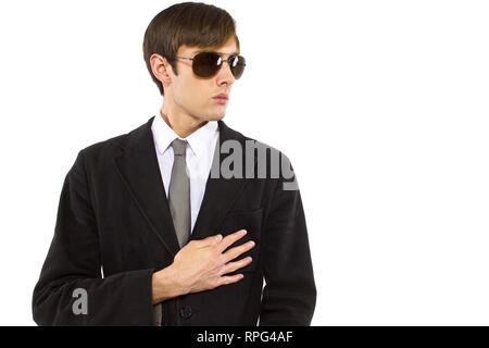 Homme de race blanche garde du corps portant des lunettes de soleil et costume noir Banque D'Images