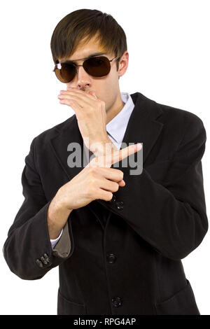 Homme de race blanche garde du corps portant des lunettes de soleil et costume noir Banque D'Images