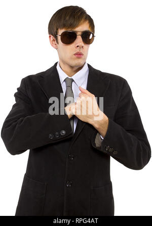 Homme de race blanche garde du corps portant des lunettes de soleil et costume noir Banque D'Images