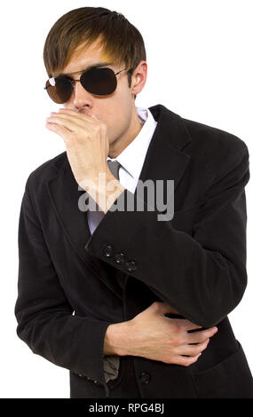 Homme de race blanche garde du corps portant des lunettes de soleil et costume noir Banque D'Images