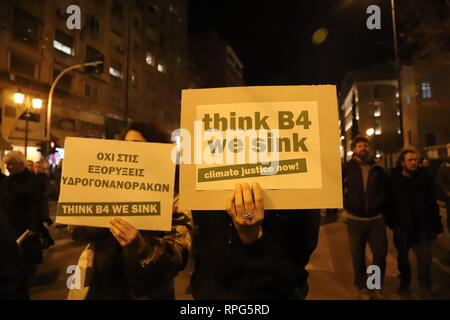 Athènes, Grèce. Feb 21, 2019. Manifestation à Athènes contre les plans d'extraction d'hydrocarbures à travers toute la Grèce, affirmant qu'il s'agit d'une destruction de l'écosystème. Crédit : George/Panagakis Pacific Press/Alamy Live News Banque D'Images