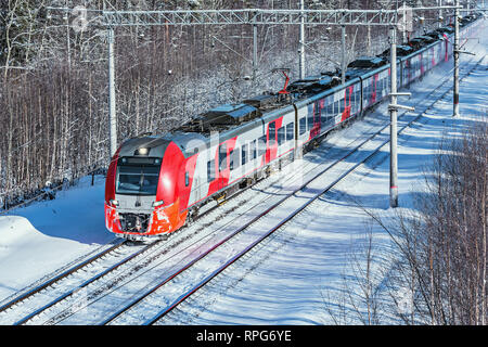 Des trains à grande vitesse modernes se déplace rapidement. Banque D'Images