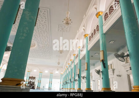 Vue de l'intérieur de la Mosquée Bleue, la mosquée de Sultan Ismail Muar, Johore, la Malaisie. Banque D'Images