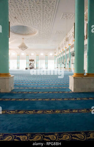 Vue de l'intérieur de la Mosquée Bleue, la mosquée de Sultan Ismail Muar, Johore, la Malaisie. Banque D'Images