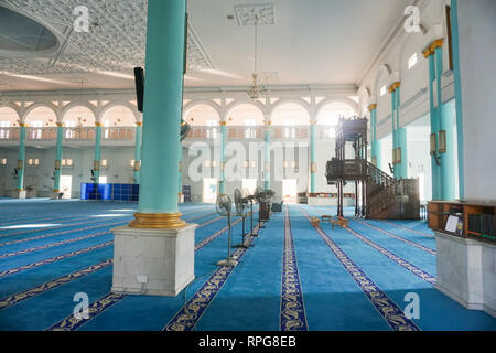 Vue de l'intérieur de la Mosquée Bleue, la mosquée de Sultan Ismail Muar, Johore, la Malaisie. Banque D'Images