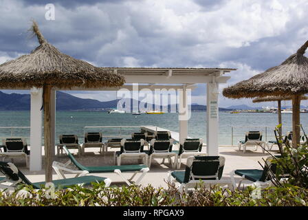 Mallorca, Espagne - 10 Avril 2009 : vue sur le port de plaisance depuis la terrasse d'un bar de la Méditerranée avec des hamacs. Banque D'Images