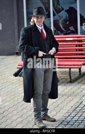 Jeune homme en manteau, wearing hat, debout sur une rue, Svilajnac, Serbie, Europe Banque D'Images