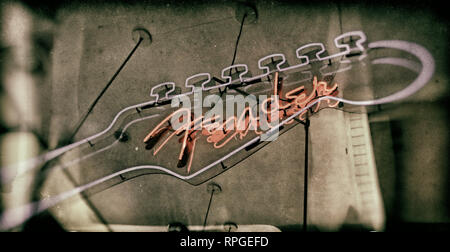 Noir blanc en détresse l'aile colorée à la main en néon dans un magasin d'instruments de musique, en bleu et rouge Banque D'Images