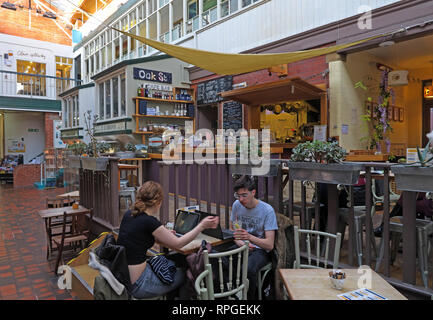 Village artisanal de Manchester, Oak Street Cafe, végétarien et d'autres produits alimentaires dans un environnement détendu, England, UK , M4 5JD Banque D'Images