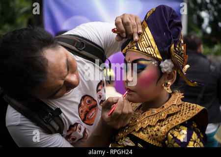 DENPASAR-BALI,décembre 2017 : Les danseurs se préparent leur maquillage avant de faire du rendement à Denpasar Festival. Banque D'Images