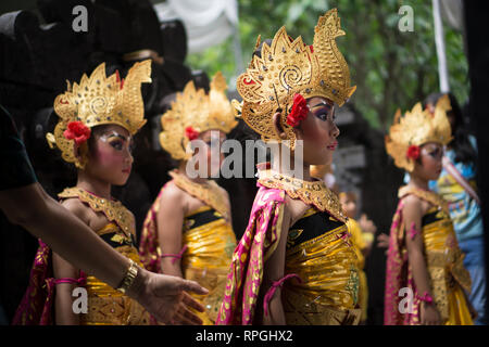 DENPASAR,BALI-DÉCEMBRE 2017: Festival Denpasar tenu chaque année en décembre. Spectacle pour enfants Baris dance Banque D'Images