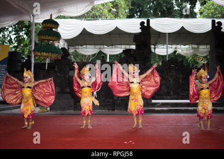 DENPASAR,BALI-DÉCEMBRE 2017: Festival Denpasar tenu chaque année en décembre. Spectacle pour enfants Baris dance Banque D'Images