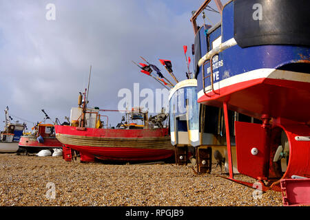 Hastings Bateaux de pêche sur la vieille ville de Stade plage des pêcheurs, East Sussex, UK sur un jour de tempête en hiver. Banque D'Images