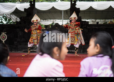 DENPASAR,BALI-DÉCEMBRE 2017: Festival Denpasar tenu chaque année en décembre. Spectacle pour enfants Baris dance Banque D'Images