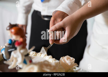 Gros plan horizontal et ne le gâteau de mariage Banque D'Images