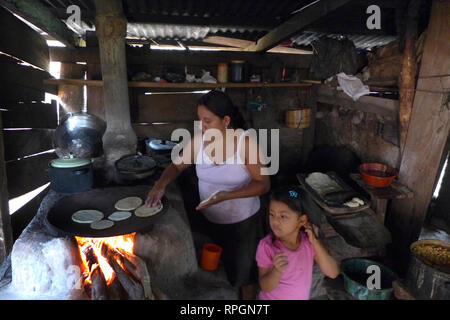 El Salvador JDS projets dans Jujutla. Famille de Alvaro Tejada (60), sa femme Agripina Castillo (34) avec leur fille Fatima Tejada (6), dans le village de Los Vasquez, Jujutla. Dans la cuisine des tortillas avec 'llorena' eco poêle à bois. Banque D'Images