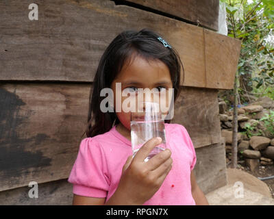 El Salvador JDS projets dans Jujutla. Famille de Alvaro Tejada (60), sa femme Agripina Castillo (34) avec leur fille Fatima Tejada (6), dans le village de Los Vasquez, Jujutla. Boire de l'eau claire sans danger. Banque D'Images