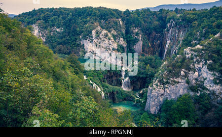 Veliki Slap (grande cascade) sur les lacs de Plitvice qui est le premier parc national de la Croatie. Banque D'Images