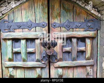 Une porte en bois traditionnel dans le vieux Orhei, Moldova. Banque D'Images