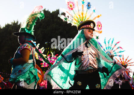 Mexican homme vêtu de costumes folkloriques traditionnels mexicains pendant le Carnaval au Mexique Banque D'Images