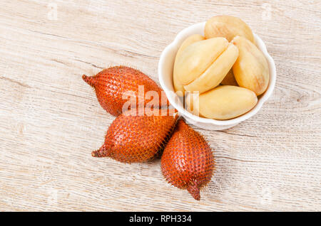 Salak Palm , renoncer ou fruit serpent sur fond de bois. Banque D'Images