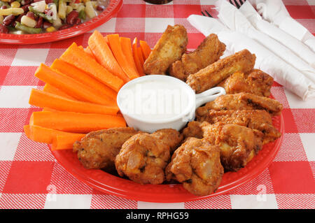 Une plaque de buffalo wings et les carottes avec une salade de haricots 4 Banque D'Images