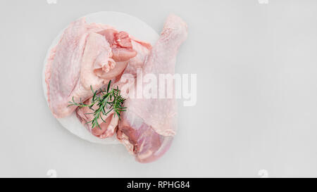 Une vue de cuisse de dinde crus, frais et de la viande. Alimentation saine. Vue de dessus. Close-up avec l'exemplaire de l'espace. Banque D'Images