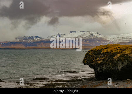 Lever coucher islandais typique paysage falaise à Arnarstapi salon en péninsule de Snæfellsnes en Islande Banque D'Images