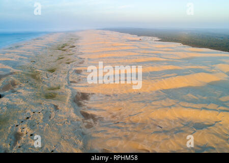 Vue aérienne de Stockton Beach Sand dunes au lever du soleil. Anna Bay, New South Wales, Australie Banque D'Images