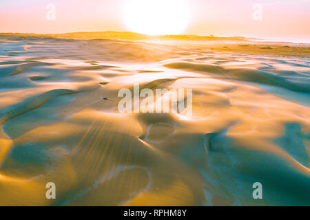 Célèbre Anna Bay sand dunes au lever du soleil - vue aérienne. New South Wales, Australie Banque D'Images