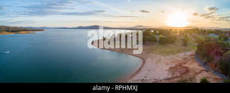 Panorama de l'antenne du pittoresque Lac et collines en Australie au coucher du soleil Banque D'Images
