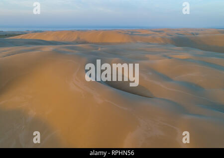 Dunes pittoresques au lever du soleil. Anna Bay, New South Wales, Australie Banque D'Images