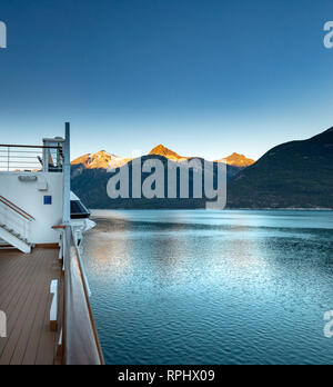 15 septembre 2018 - Skagway AK : alpenglow la lumière sur les montagnes et vue sur l'entrée de la Taiya Volendam Sports croisière pont tandis que arrivin Banque D'Images