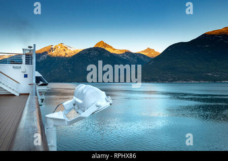 15 septembre 2018 - Skagway AK : alpenglow la lumière sur les montagnes et vue sur l'entrée de la Taiya Volendam Sports croisière pont tandis que arrivin Banque D'Images