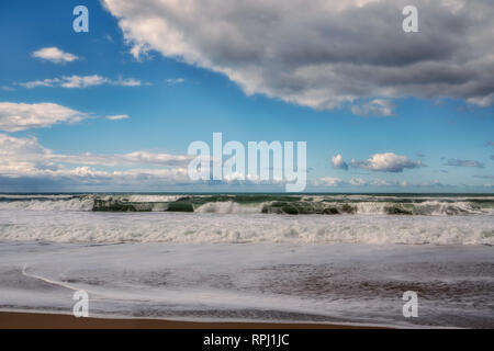 Vue magnifique sur la mer et ciel nuageux, une heure avant l'orage Banque D'Images