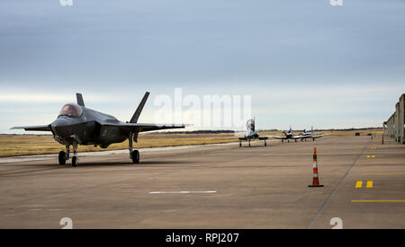 Un F-35A Lightning II taxis pour une place de stationnement par les aéronefs de la 80e Escadre d'entraînement en vol de l'Euro-NATO Joint Jet Pilot Training program taxi dehors pour une mission de formation à la Sheppard Air Force Base, Texas, 10 janvier 2019. Quatre F-35 d'Eglin AFB, en Floride, s'est arrêté à Sheppard comme partie d'une base d'instruction des pilotes-étudiants road tour de montrer l'avion d'ENJJPT élèves pilotes ainsi qu'en offrant la possibilité de séances d'information. Certains aviateurs d'entretien des avions F-35 en formation de la 82e Escadre de formation ont également été en mesure d'obtenir un regard étroit à la cinquième génération de chasseurs et de parler avec le service actif mainten Banque D'Images