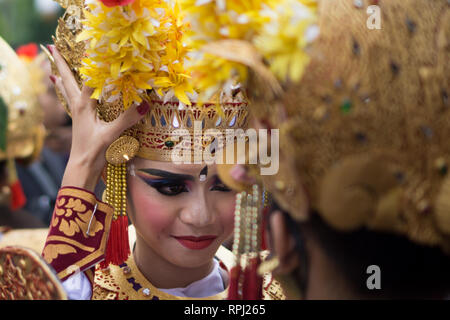 DENPASAR-BALI,décembre 2017 : Les danseurs se préparent leur maquillage avant de faire du rendement à Denpasar Festival. Banque D'Images