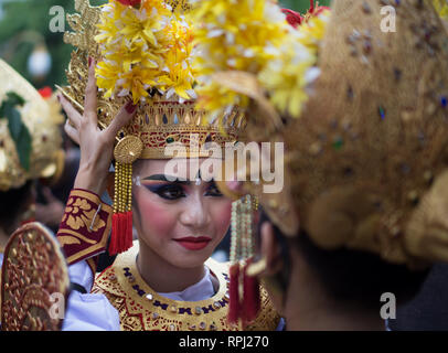 DENPASAR-BALI,décembre 2017 : Les danseurs se préparent leur maquillage avant de faire du rendement à Denpasar Festival. Banque D'Images