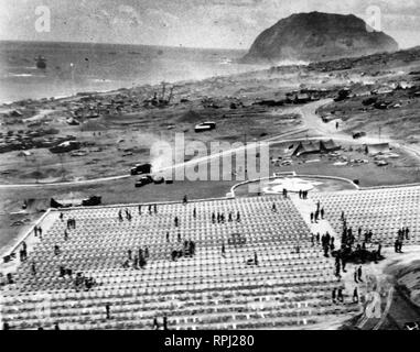 Bataille pour l'Iwo Jima, février-mars 1945. Vue aérienne de la 4e Division du cimetière. Photographié en 1945. Banque D'Images