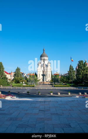 Vue de la Place Avram Iancu et de la Dormition de la Theotokos Cathédrale, la plus célèbre église orthodoxe roumaine de Cluj-Napoca, Roumanie. Banque D'Images