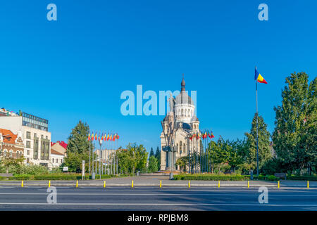 Vue de la Place Avram Iancu et de la Dormition de la Theotokos Cathédrale, la plus célèbre église orthodoxe roumaine de Cluj-Napoca, Roumanie. Banque D'Images