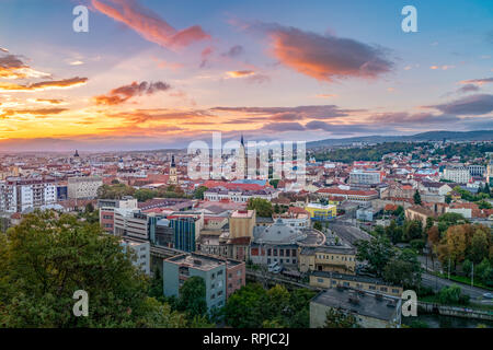 Aperçu de la ville de Cluj au lever du soleil depuis la colline Cetatuia à Cluj-Napoca, Roumanie. Banque D'Images