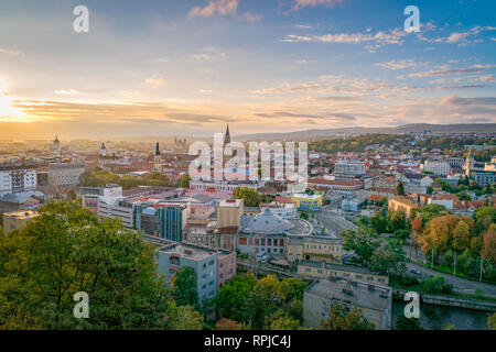 Aperçu de la ville de Cluj au lever du soleil depuis la colline Cetatuia à Cluj-Napoca, Roumanie. Banque D'Images