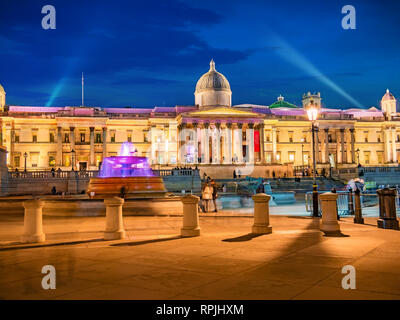 Londres, Angleterre, Royaume-Uni - 14 Février 2019 : National Gallery à Trafalgar square architecture illuminée en soirée lights Banque D'Images