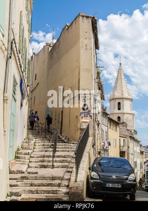 Étapes menant à l'un des nombreux étroit, jolie rue de l'ancien Panier quart à Marseille, France, au Vieux Port. Banque D'Images