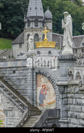 FRANCE LOURDES SEP 2018 Vue de la basilique à Lourdes la ville. La ville est un lieu où St Mary a comparu devant un paysan Banque D'Images