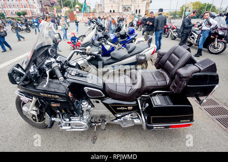 La Russie, Vladivostok, 10/06/2018. Moto Honda Goldwing 1200 (moto) sur bike show dans la ville au centre-ville. Classic bikes, vie active, motorb Banque D'Images