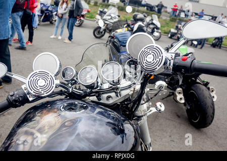 La Russie, Vladivostok, 10/06/2018. Avis sur volant de Triumph moto (moto). Classic bikes, mode de vie actif, en moto comme passe-temps. Banque D'Images